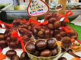 秋の味覚が並び始めました！地元産の栗と里芋です。
